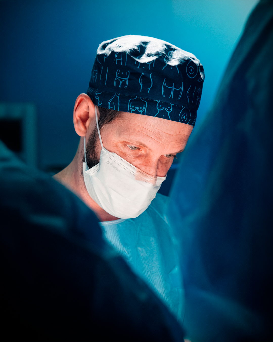 Dr. Eduardo Pasquarelli durante procedimento cirúrgico